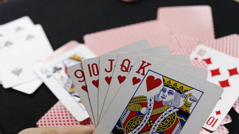 mo danh bai phom danh con gi thac mac duoc nhieu bet thu dua ra Nằm mộng thấy có 2 người hôn nhau khi tham gia Phỏm đánh cược 54